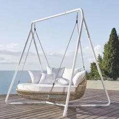 Maisons Du Monde Bains De Soleil Et Chaises Longues Bain De Soleil Suspendu Double En Résine Tressée Imitation Rotin Et Coussins Blancs 13 Maisons Du Monde Bains De Soleil Et Chaises Longues Bain De Soleil Suspendu Double En Résine Tressée Imitation Rotin Et Coussins Blancs -Fauteuils de jardin Soldes Boutique bain de soleil suspendu double en resine tressee imitation rotin et coussins blancs 1000 10 4 208940 6