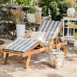 Beliani Bains De Soleil Et Chaises Longues Chaise Longue En Bois Naturel Et Coussin Rayé Bleu Beige -Fauteuils de jardin Soldes Boutique chaise longue en bois naturel et coussin raye bleu beige 1